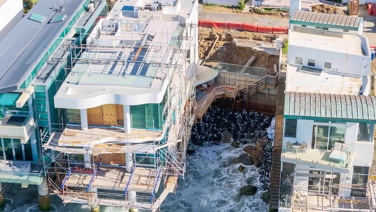 111567375-0-Aerial_images_show_the_aftermath_of_a_destructive_sinkhole_which-a-14_1790782364162.jpg